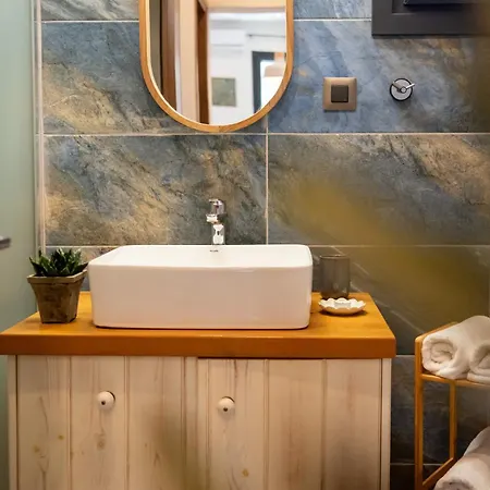 Golden Seashell Apartment *